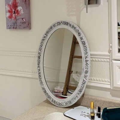 Miroir ovale orné antiqué